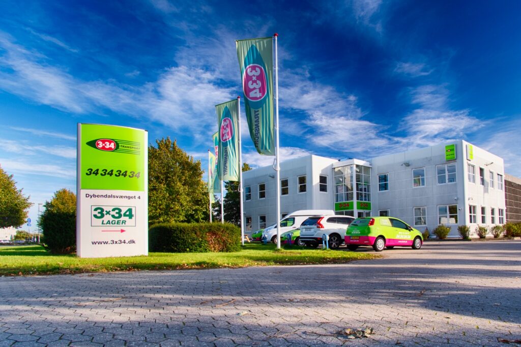 3x34 - bygning - flag - skilt - biler