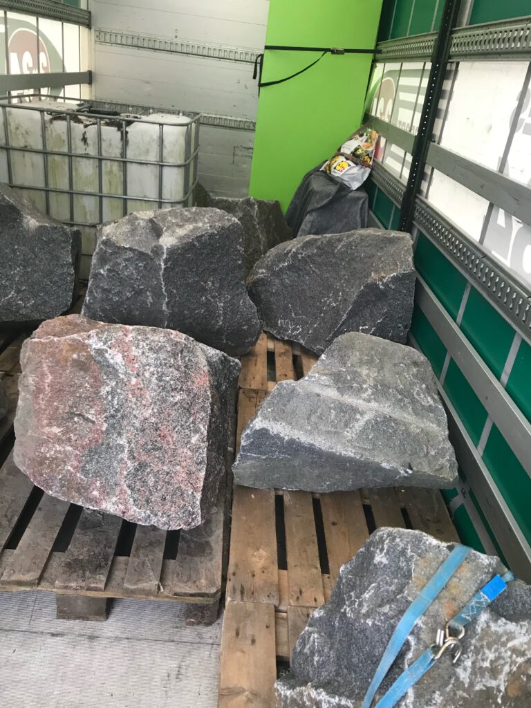 Store sten sikret på paller i en 3x34-lastbil