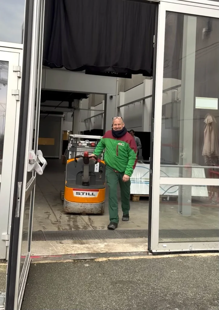 3x34-medarbejder håndterer palletransport med el-stabler